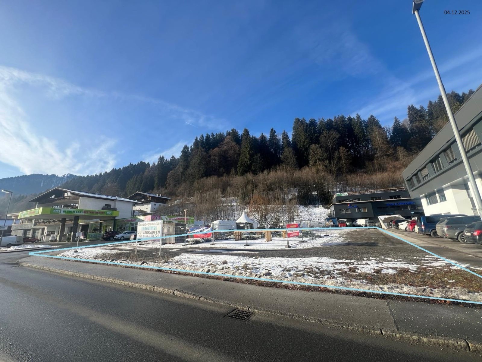 Das Grundstück von der St. Johanner Straße (B161), Grundstücksgrenze hellblau markiert